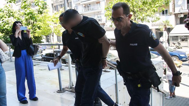 Θεσσαλονίκη: Στον εισαγγελέα ο 34χρονος που κλώτσησε και πάτησε με το αυτοκίνητό του γάτα – Βρέθηκαν ναρκωτικά στο σπίτι του