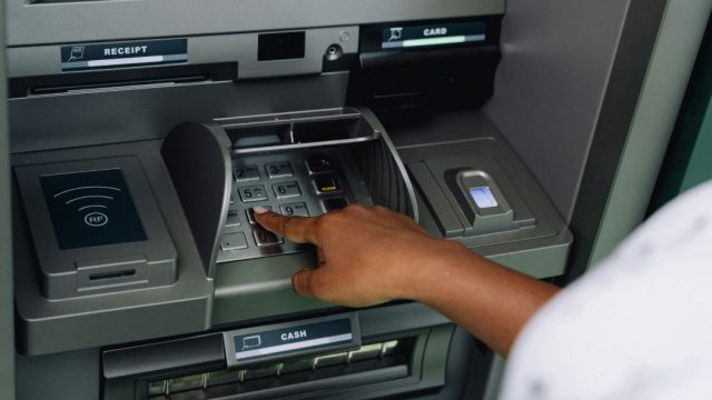 Σαν σήμερα, το 1967, εγκαταστάθηκε το πρώτο ATM: Η ιστορία του