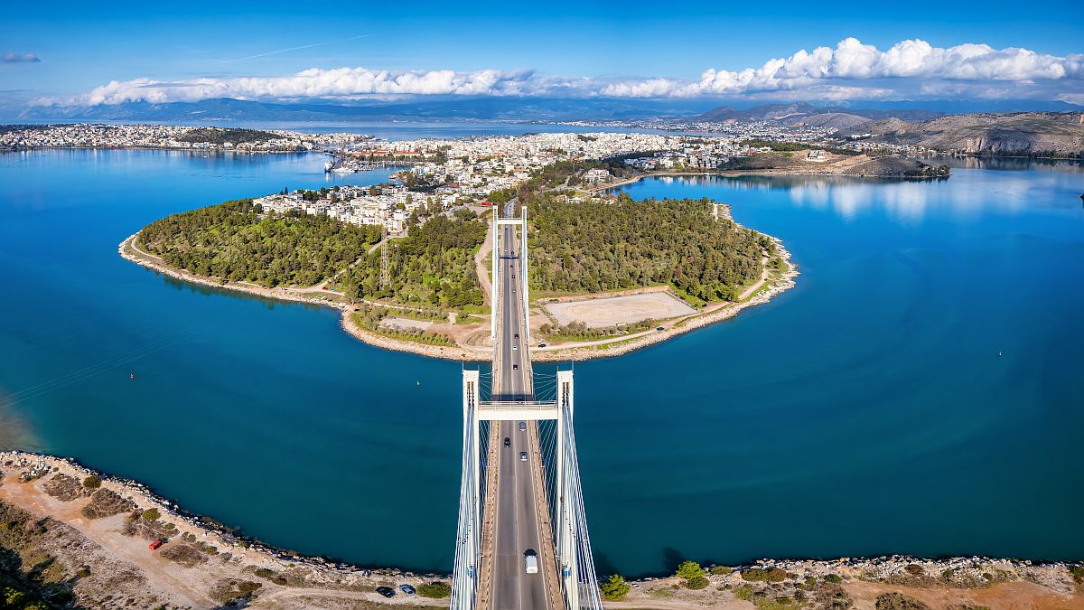 Σοβαρό τροχαίο πάνω στη γέφυρα της Χαλκίδας – Απίστευτο μποτιλιάρισμα στο ρεύμα προς Σχηματάρι