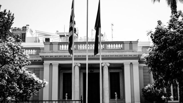 Ο εγκλωβισμός που «απειλεί» το Μαξίμου για το μπάσκετ και η σιωπή για το Μάτι