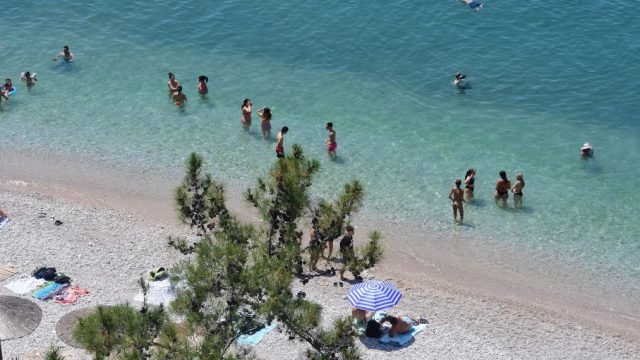 Καιρός σήμερα (13/6): Επιμένει η ζέστη – Συνεχίζονται τα μελτέμια – Τι λένε Σούζη και Αρνιακός