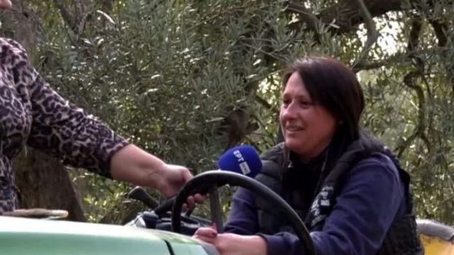 Παράδειγμα προς μίμηση: Είναι 40 ετών, μάνα 7 παιδιών, οδηγεί τρακτέρ και παλεύει με τη γη (video)