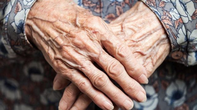 Ηράκλειο: 89χρονη πέταξε 700 ευρώ από το μπαλκόνι σε «γιατρό» που της είπε ότι πεθαίνει η κόρη της