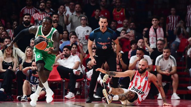 Κωλοτούμπα κυβέρνησης και ολοταχώς για τζάμπολ – «Δεν είναι απαραίτητη η ταυτόχρονη παρουσία των ιδιοκτητών των ΚΑΕ – Ζητούμενο να συνεχιστεί το πρωτάθλημα»