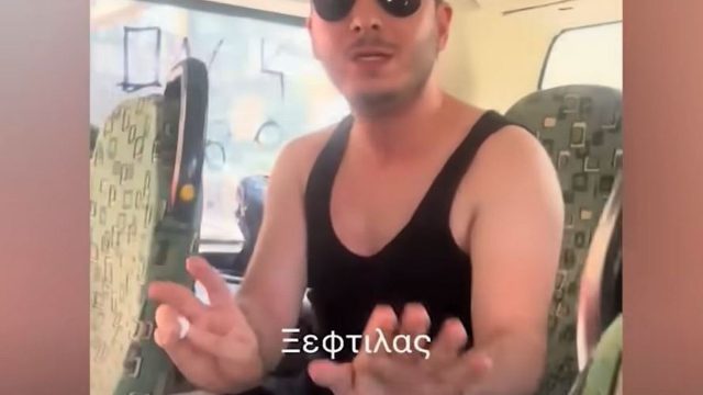 «Ζητώ συγγνώμη. Τι να κάνω;»: Απίστευτη αντίδραση τύπου που πιάστηκε να αυνανίζεται σε λεωφορείο