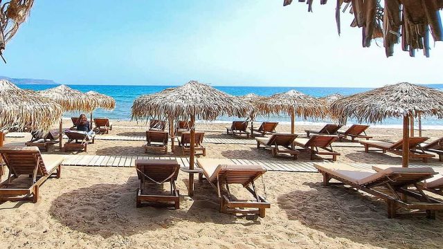 Τιμές Μονακό σε παραλίες της Αττικής: 320 ευρώ η ξαπλώστρα με κράτηση και dress code