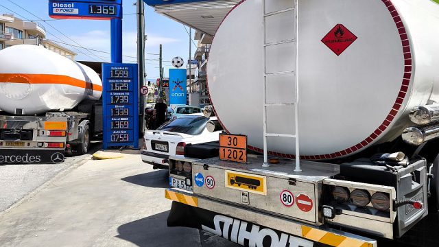 Η τιμή του πετρελαίου εκτοξεύτηκε πάνω από 10% μετά τους βομβαρδισμούς του Ισραήλ στο Ιράν