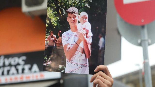 Θεσσαλονίκη: Φυλάκιση με αναστολή στον αστυνομικό που πυροβόλησε και σκότωσε τον 16χρονο Ρομά, Κώστα Φραγκούλη