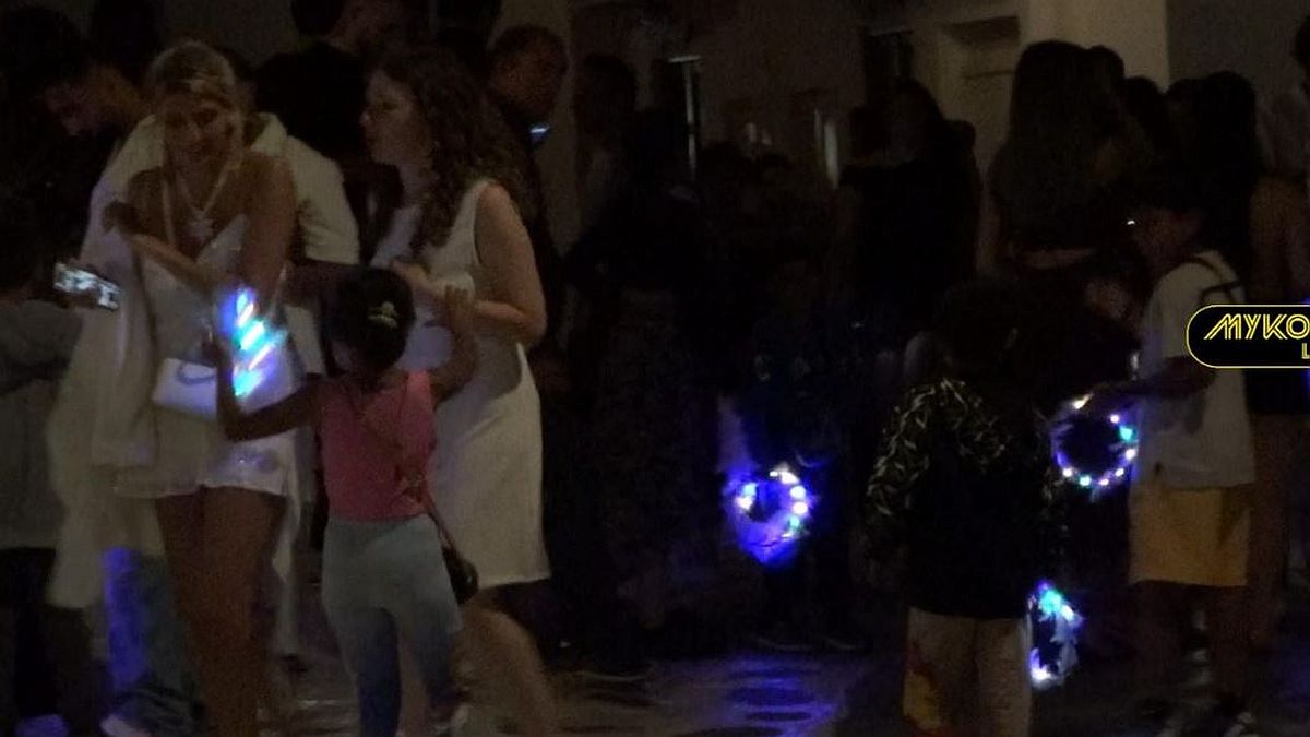 Άνοιξαν… παράρτημα και στη Μύκονο: Ανήλικοι Ρομά ζητιανεύουν στα σοκάκια της Χώρας (video)