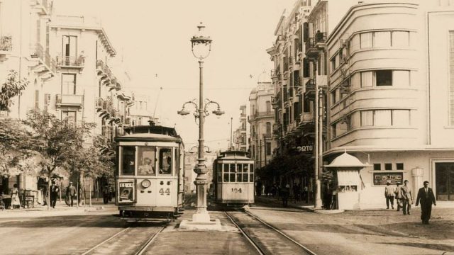 Σαν σήμερα, 12 Ιουνίου 1955: Με απόφαση του υπουργού Συγκοινωνιών, Κωνσταντίνου Καραμανλή, αρχίζει η απομάκρυνση των τραμ από την Αθήνα, τα οποία αντικαθίστανται από τα τρόλεϊ