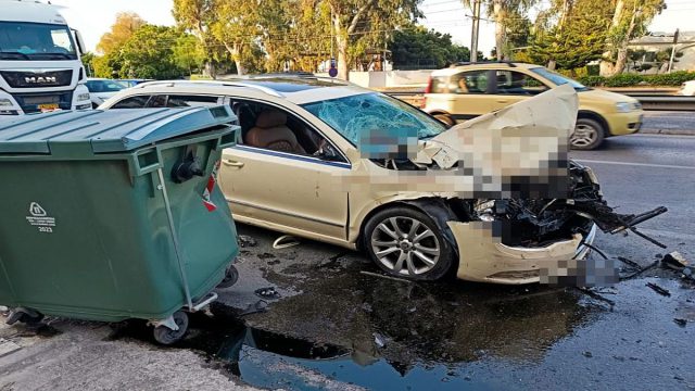 Τροχαίο στην Ποσειδώνος: Συνελήφθησαν οι οδηγοί του ταξί και του απορριμματοφόρου – «Τη χτύπησε ενώ ήταν κάτω, δεν είχε ανέβει στο όχημα»