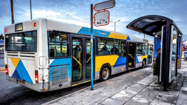 Σοκ σε λεωφορείο: Επιβάτης ξυλοκόπησε τον οδηγό και του έσπασε τη γνάθο