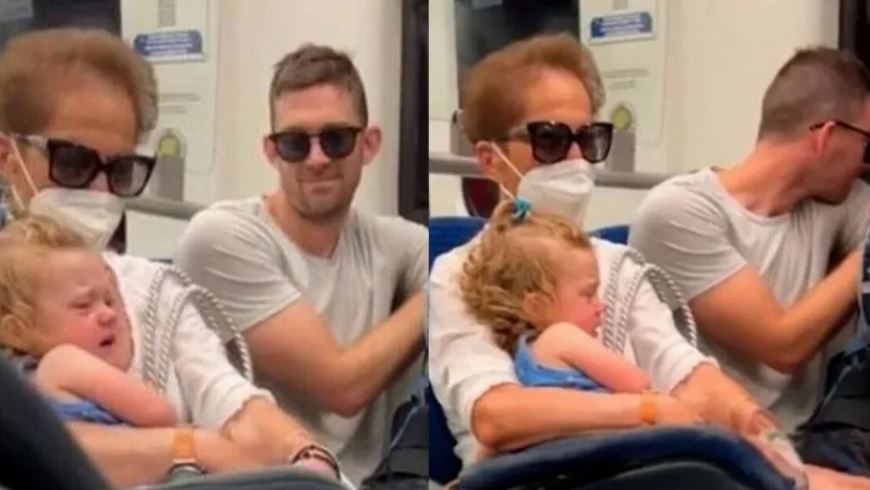Viral στο διαδίκτυο: Ελληνίδα γιαγιά παίρνει αγκαλιά κόρη τουρίστριας στο μετρό για να την ηρεμήσει