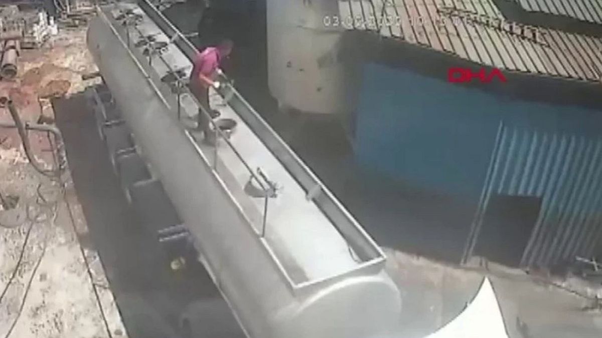 Άνοιξε καπάκι βυτιοφόρου με το τσιγάρο στο στόμα! Η έκρηξη τον εκσφενδόνισε