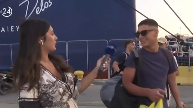 Χαλαρός 18χρονος… εξηγεί τα μυστικά του φλερτ στη ρεπόρτερ του Action 24: «Θα σου έλεγα ότι είσαι πολύ όμορφη, που ισχύει»
