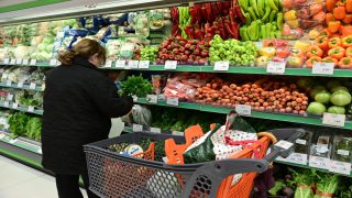 Το κόστος ζωής σε ανοδική τροχιά: Οι αυξήσεις «γονατίζουν» τα νοικοκυριά