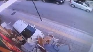 Αυτό δεν πήγε πολύ καλά: Οδηγός στο Αγρίνιο ξεφεύγει και παίρνει… παραμάζωμα τραπεζοκαθίσματα
