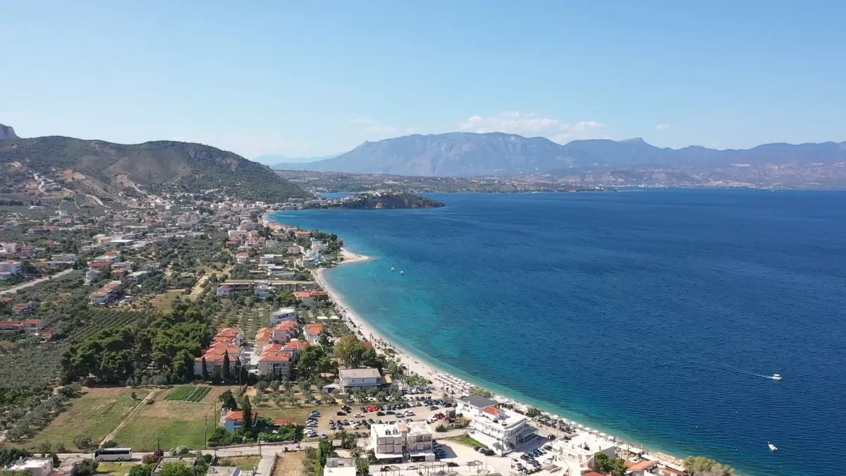 Αλμυρή Κορινθίας: Το κρυφό «διαμάντι» του Σαρωνικού με τη φυσική νεροτσουλήθρα