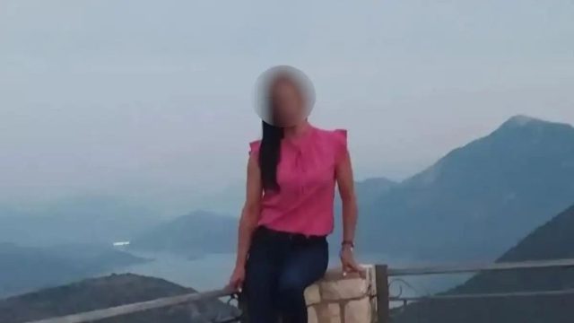 Αμφιλοχία: Σπαραγμός στην κηδεία της 51χρονης μητέρας που δολοφονήθηκε από τον κουμπάρο της
