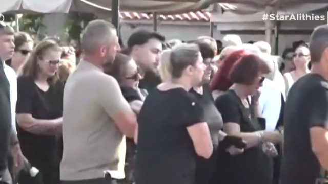 Άρτα: Κατέρρευσε η μητέρα του 14χρονου Σπύρου – Με λευκά ρούχα και τριαντάφυλλο στο χέρι οι συμμαθητές του