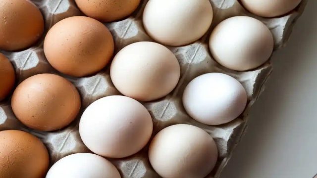 Άσπρα ή καφέ αυγά: Ποια είναι η πραγματική διαφορά και πώς επηρεάζουν την υγεία