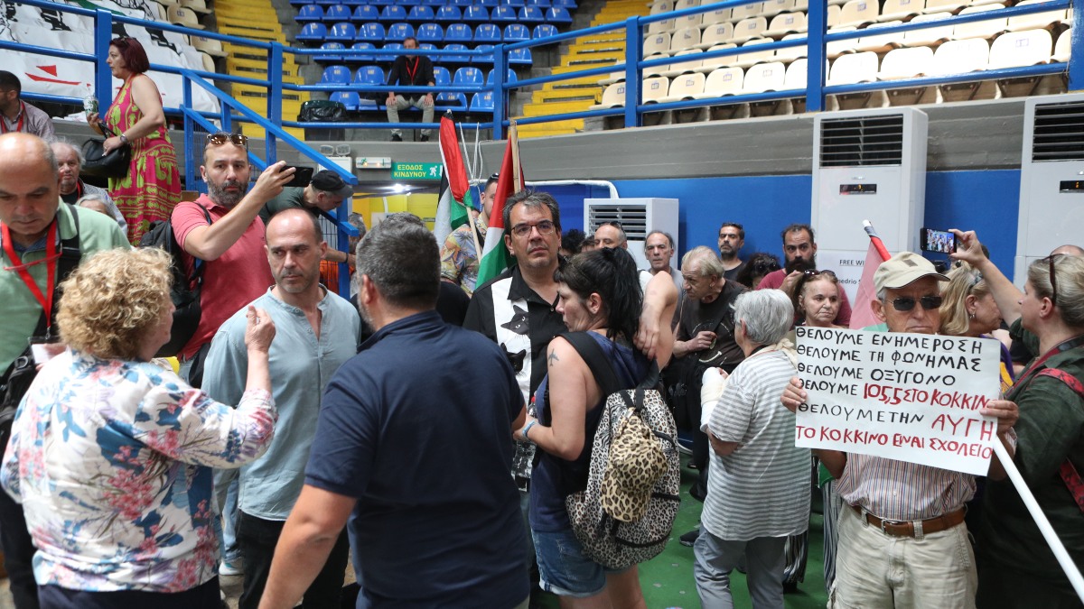 «Ντου» εργαζομένων της «Αυγής» και του «Κόκκινου» στο συνέδριο ΣΥΡΙΖΑ για τα δεδουλευμένα τους