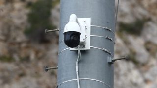 Σάλος και «τσουχτερό» πρόστιμο: Είχαν βάλει κάμερες για να παρακολουθούν το σπίτι των γειτόνων τους
