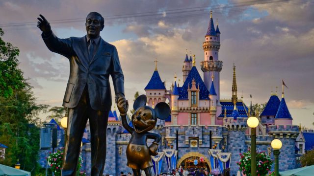 Σάλος και ερωτηματικά στην Disneyland: Ενήλικας παντρεύτηκε 9χρονη που συνοδευόταν από τη μητέρα της