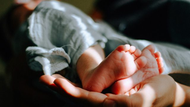 Στο νοσοκομείο μωράκι 9 μηνών – Τραυματίστηκε όταν ο πατέρας χτυπούσε τη μητέρα