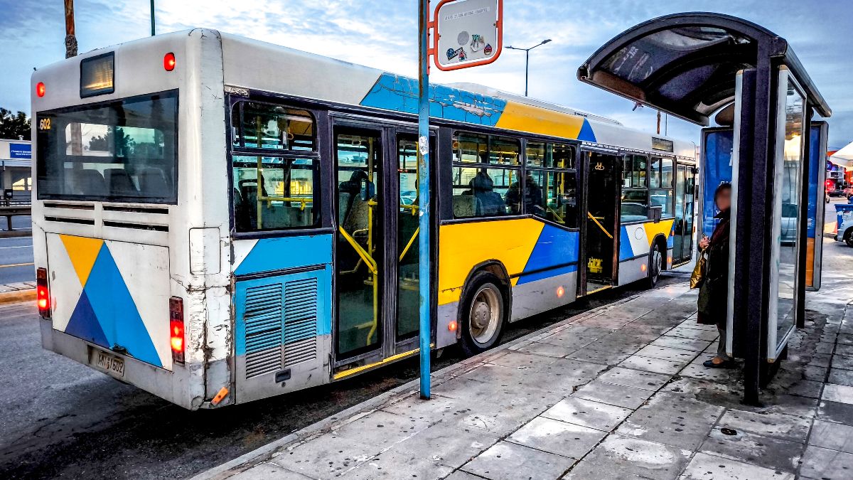 Δρομολόγια τρόμου: Eπίθεση με πέτρες σε λεωφορεία στη Φυλή – «Τα θραύσματα έπεσαν πάνω μας»