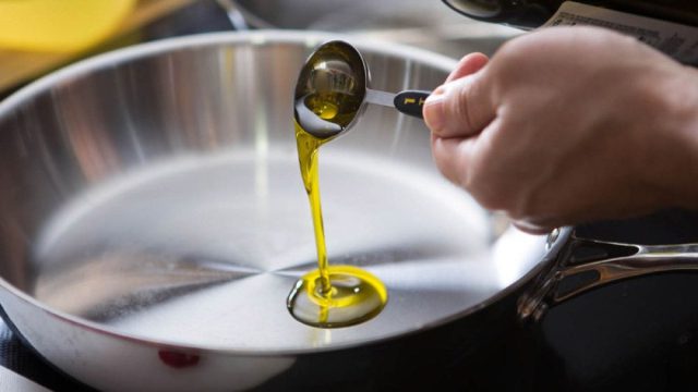 Σαν καινούργια: Το μυστικό με το ελαιόλαδο για να κάνετε τις κατσαρόλες και τα τηγάνια σας να λάμπουν ξανά!