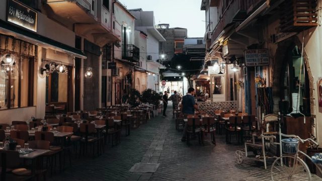Ηράκλειο: Ξέφυγε η κατάσταση με τα τραπεζοκαθίσματα – Νέοι έλεγχοι στα καταστήματα