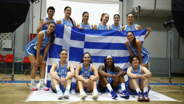 Ευχές για καλή επιτυχία με δώρα και λουλούδια στις αθλήτριες της Εθνικής Ομάδας Μπάσκετ Γυναικών