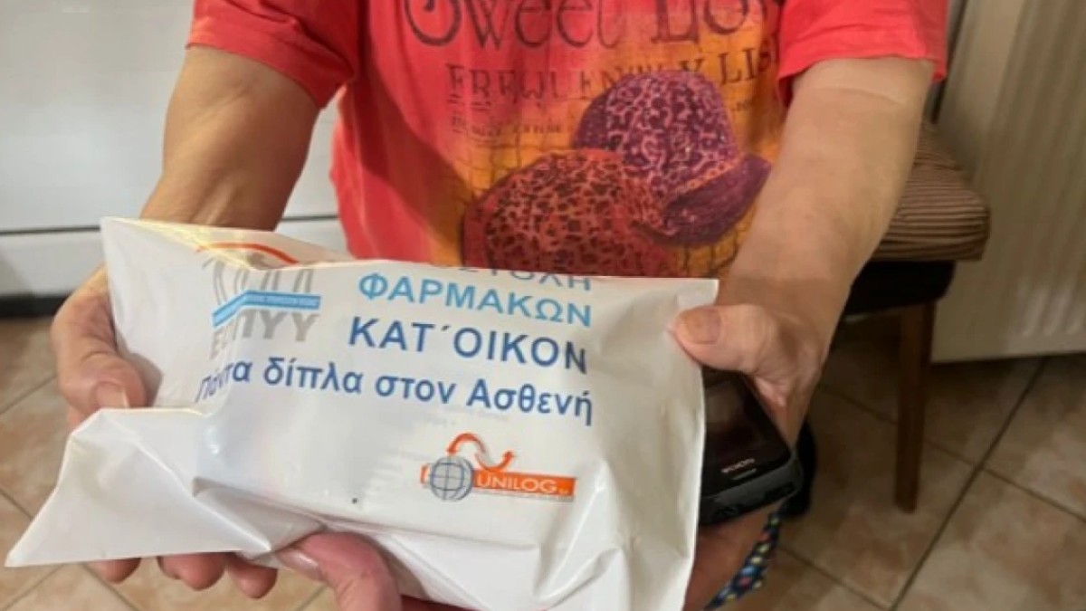 Ξεκίνησε η κατ’ οίκον διάθεση φαρμάκων από τον ΕΟΠΥΥ – Μια ηλικιωμένη γυναίκα με Covid-19 έλαβε το πρώτο πακέτο
