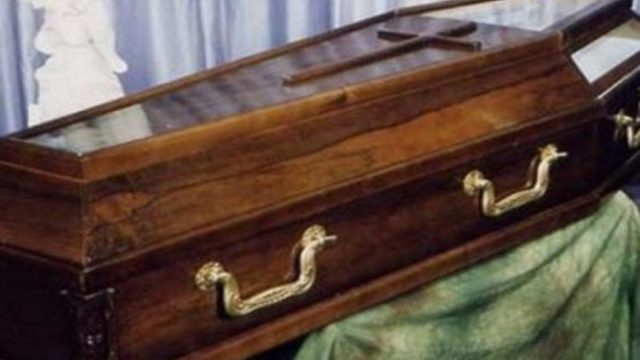 Νεκρή άνοιξε τα μάτια στην κηδεία της – Μεταφέρθηκε στο νοσοκομείο όπου αναρρώνει