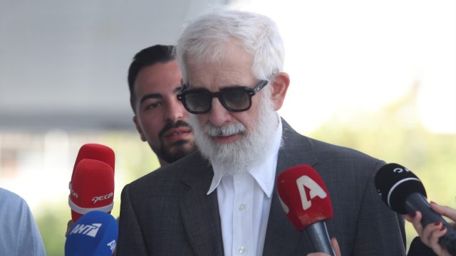 Πέτρος Φιλιππίδης: «Μεγάλωσα στα μπουρ@@@α και σέβομαι τις γυναίκες» – Τα μηνύματα πίσω από την απολογία του