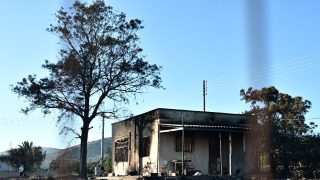 Φωτιά στην Παλαιά Φώκαια: Τραγικές εικόνες και πολλά καμένα σπίτια – Σε επιφυλακή για τις αναζωπυρώσεις
