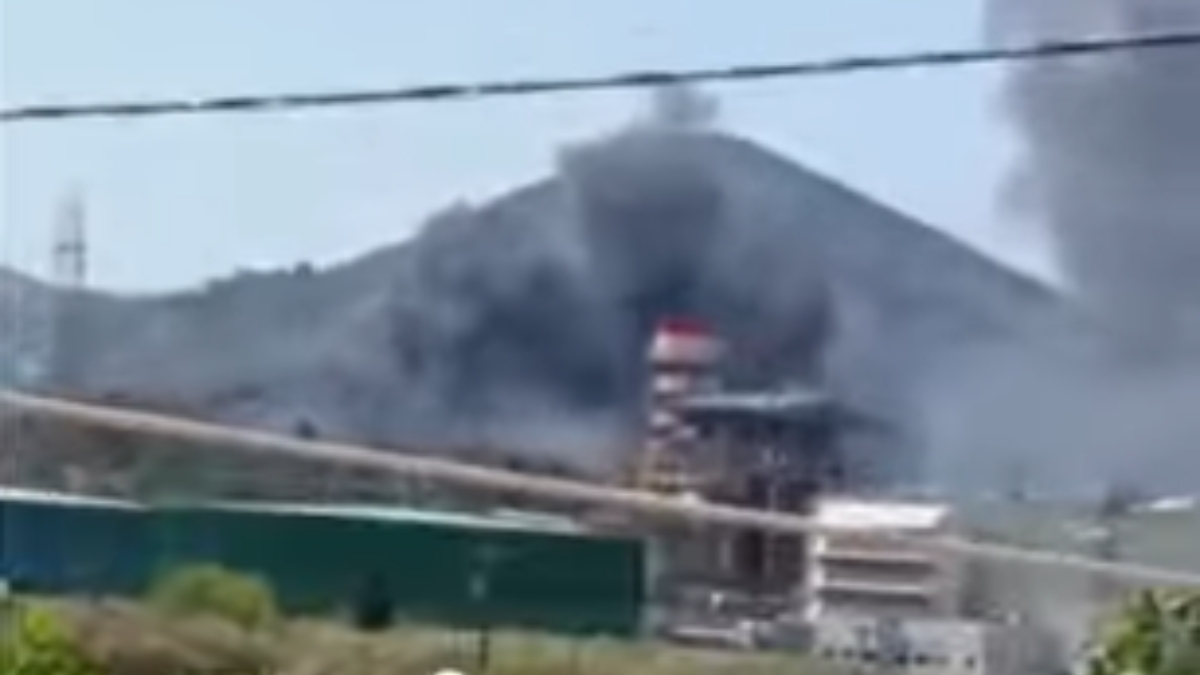 Φωτιά στην Εύβοια: Καίει σε απόσταση αναπνοής από εργοστάσια