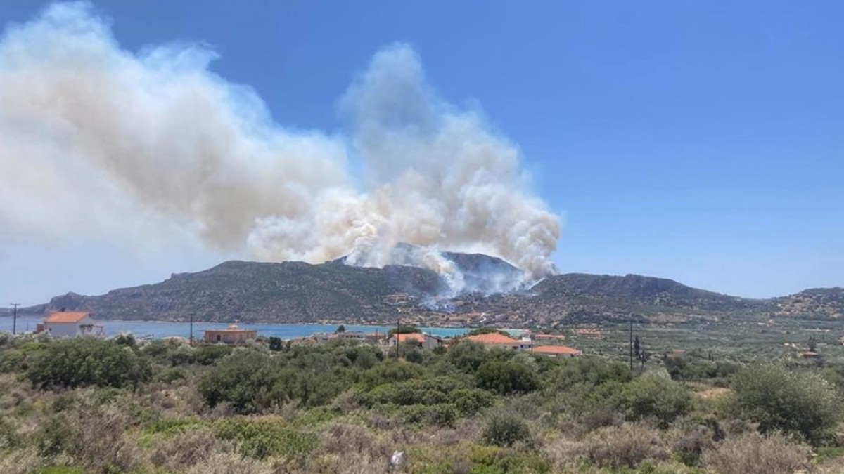 Ανεξέλεγκτη η φωτιά στη Μονεμβασιά: Χτύπησε το 112 για την εκκένωση οικισμών