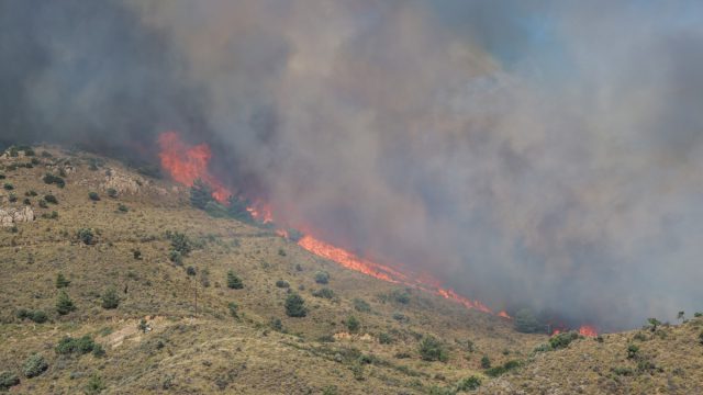 Σε κόκκινο συναγερμό η Χίος: Η φωτιά κινείται προς τα Μαστιχοχώρια