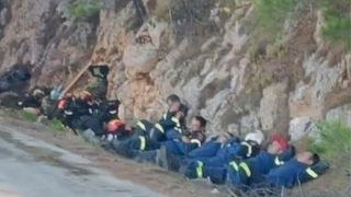 Φωτιά στην Χίο: Συγκλονιστική εικόνα με τους εξαντλημένους πυροσβέστες να κοιμούνται στο δρόμο