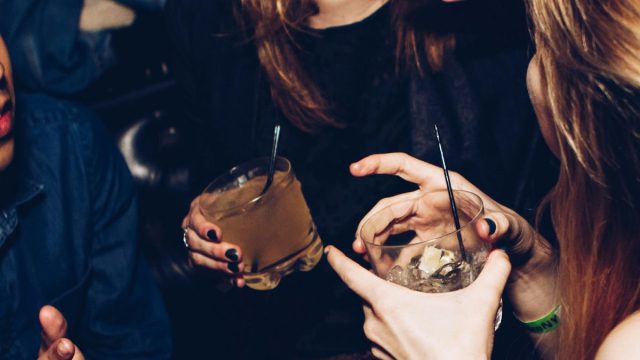 «Γιάννης κερνά, Γιάννης πίνει»: Πώς βγήκε αυτή η φράση;