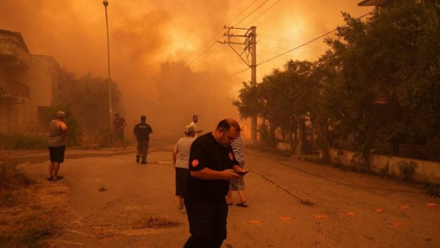 Μαίνονται οι πυρκαγιές στη Σμύρνη: Τουλάχιστον 10 οικισμοί έχουν εκκενωθεί – Κάηκαν σπίτια – Στάχτες έφτασαν στα ελληνικά νησιά