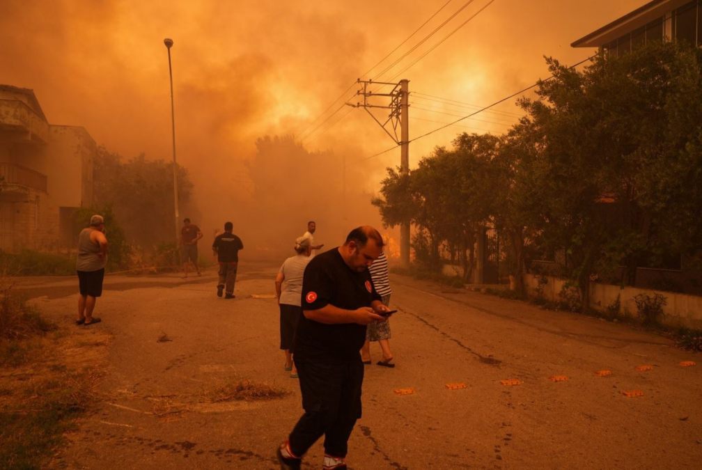 Μαίνονται οι πυρκαγιές στη Σμύρνη: Τουλάχιστον 10 οικισμοί έχουν εκκενωθεί – Κάηκαν σπίτια – Στάχτες έφτασαν στα ελληνικά νησιά