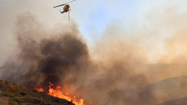 Τεράστια η φωτιά στη Χίο: Σε μικρή απόσταση από σπίτια – Συγκλονιστική η εικόνα από τον δορυφόρο