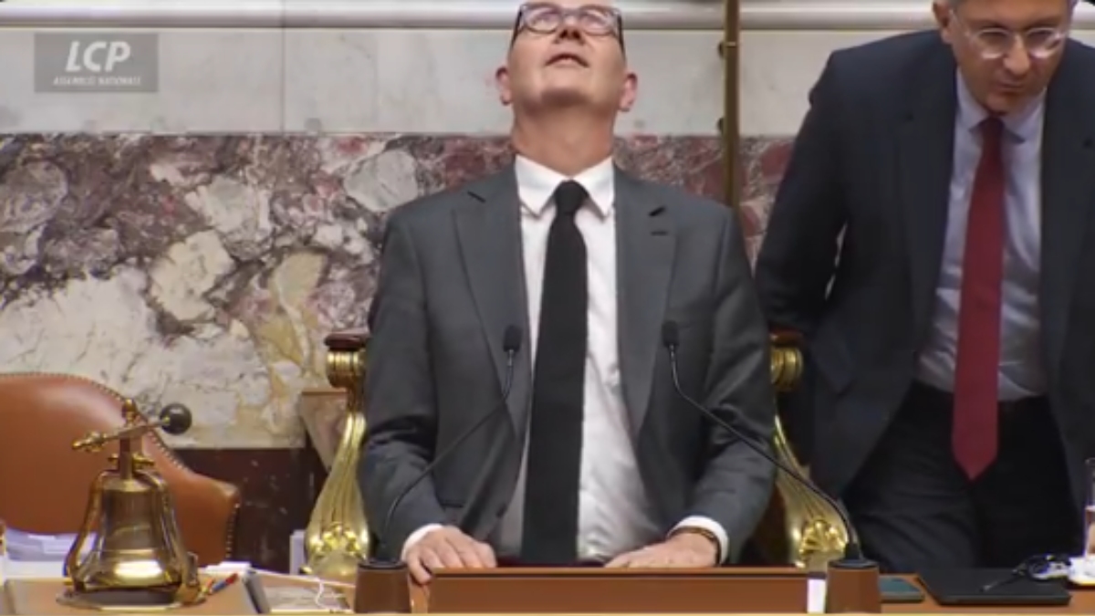 «Στάζει;»: Η στιγμή που πέφτει νερό από το ταβάνι της γαλλικής εθνοσυνέλευσης στο κεφάλι του Μπαϊρού – Δείτε βίντεο