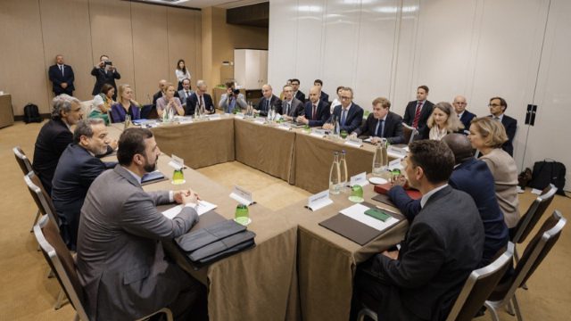 «Το Ιράν δεν μπορεί να έχει πυρηνικά όπλα»: Τι ειπώθηκε στη συνάντηση με τον Ιρανό ΥΠΕΞ στη Γενεύη