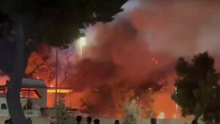 Πυρκαγιά σε χώρο φύλαξης σκαφών στη Γλυφάδα – Οι φλόγες επεκτάθηκαν σε χόρτα και απορρίμματα