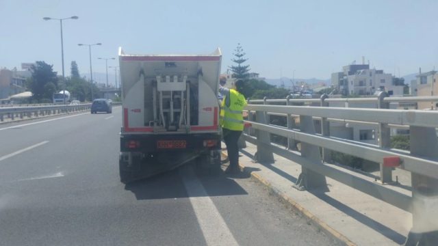 Τεράστιος κίνδυνος στον ΒΟΑΚ: Επικίνδυνα φύλλα γυψοσανίδας εγκαταλείφθηκαν στο οδόστρωμα