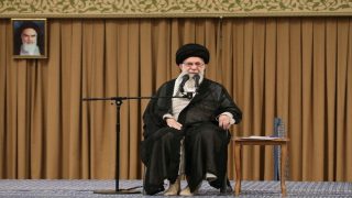 Αλί Χαμενεΐ: Ποιος είναι ο 86χρονος ηγέτης του Ιράν που βρίσκεται στο επίκεντρο της γεωπολιτικής έντασης